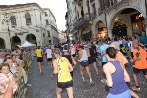 08 Corritreviso 2014 Partenza da dietro e La Tribuna